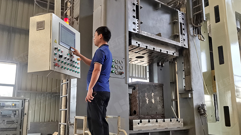 <i style='color:red'>plc柜</i>在四柱液壓機(jī)控制系統(tǒng)的精準(zhǔn)控制