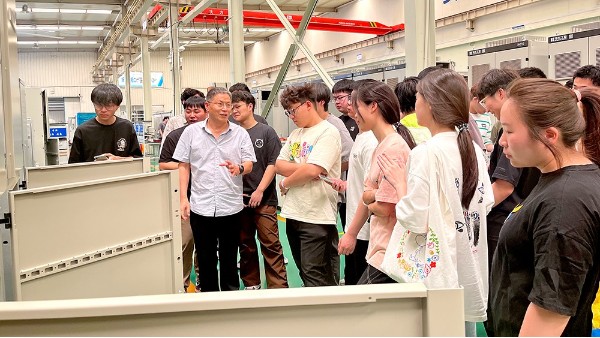 華東工控?zé)崃覛g迎中原工學(xué)院中原彼得堡航空學(xué)院學(xué)生參觀實踐